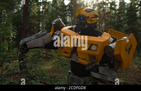 Cosplayer dans l'image d'un robot transformateur se tient parmi la forêt. Gros plan. Banque D'Images