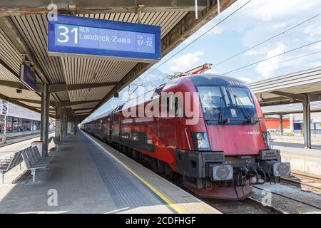 Innsbruck, Autriche - 1er août 2020 : train de locomotives ÖBB RailJet Gare principale d'Innsbruck Österreichische Bundesbahnen Autriche. Banque D'Images