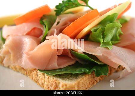 Sandwich jambon et salade ouvert Banque D'Images