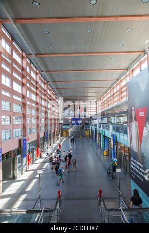 Innsbruck, Autriche - 1er août 2020 : gare centrale d'Innsbruck Hauptbahnhof ÖBB Österreichische Bundesbahnen Autriche. Banque D'Images