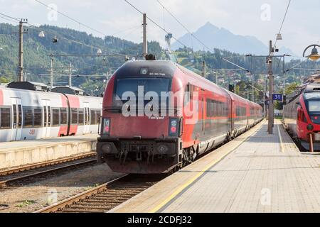 Innsbruck, Autriche - 1er août 2020 : train ÖBB RailJet gare principale d'Innsbruck Österreichische Bundesbahnen Autriche. Banque D'Images