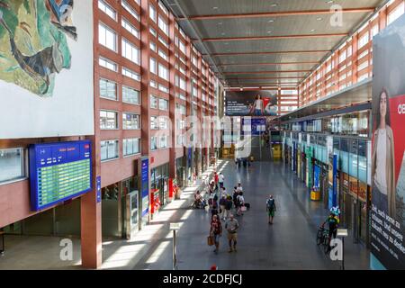 Innsbruck, Autriche - 1er août 2020 : gare centrale d'Innsbruck Hauptbahnhof ÖBB Österreichische Bundesbahnen Autriche. Banque D'Images