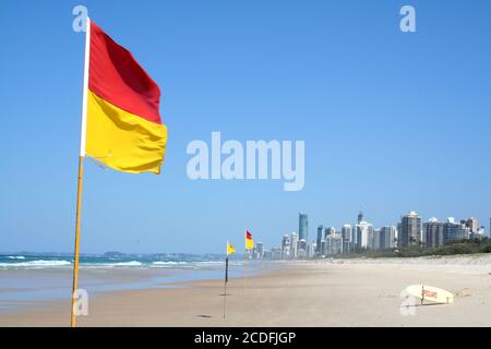 Drapeaux de sécurité de natation Gold Coast Banque D'Images