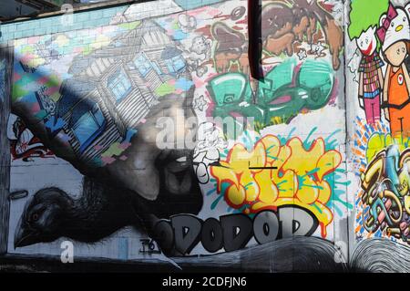 CHRISTCHURCH, NOUVELLE-ZÉLANDE - 01 août 2015 : graffiti sur le mur, avec la lumière du soleil couvrant le dessus Banque D'Images