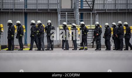 Hambourg, Allemagne. 27 août 2020. Les pompiers forment des vêtements de protection dans les locaux de l'académie de lutte contre les incendies. Credit: Daniel Reinhardt/dpa/Alay Live News Banque D'Images