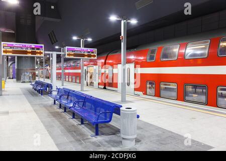 Jérusalem, Israël - 17 février 2019 : gare ferroviaire Yitzhak Navon de Jérusalem avec train en Israël. Banque D'Images