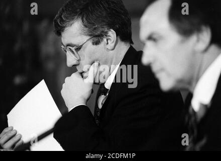 Shadow Education team Jack Straw MP (lunettes), Baronne Tessa Blackstone et Jack Cunningham MP à la conférence de presse sur l'éducation du Parti travailliste au 46 Hanover Gardens, SE11. 17 mars 1992. Photo: Neil Turner Banque D'Images