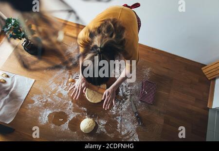 Vue en grand angle de la femme pétriant de la pâte à pain dans la cuisine tableau Banque D'Images