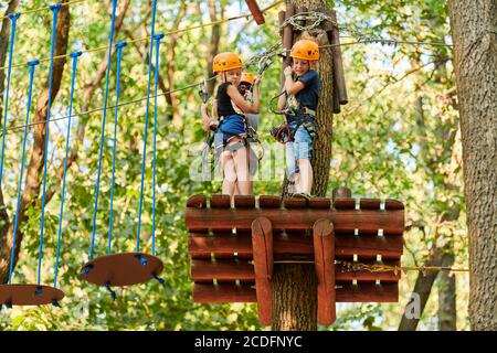 Voronezh, Russie - 24.08.2019 - les enfants en haut de cordes expérience parc d'arbres d'aventure. Les enfants sur la corde se trouvent dans les arbres. Parc d'escalade Banque D'Images