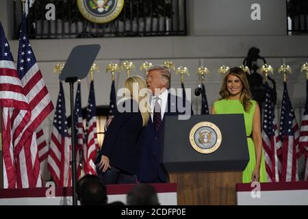 Le président des États-Unis Donald J. Trump embrasse la première fille et conseillère du président Ivanka Trump alors que lui et la première dame Melania Trump arrivent sur scène pour accepter officiellement la nomination républicaine à la présidence en 2020 lors de son discours de la Convention nationale républicaine de la South Lawn de la Maison Blanche à Washington, DC le jeudi 27 août 2020.Credit: Erin Scott/Pool via CNP/MediaPunch Banque D'Images