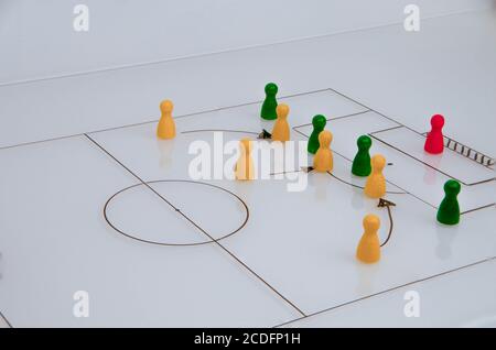 Tableau blanc avec jeu de football de gros plan avec pièces de jeu en bois Banque D'Images