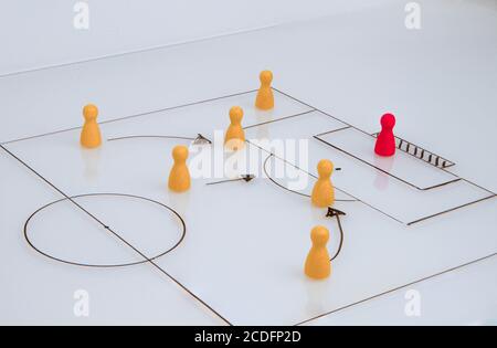 Tableau blanc avec jeu de football de gros plan avec pièces de jeu en bois Banque D'Images