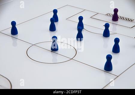 Tableau blanc avec jeu de football de gros plan avec pièces de jeu en bois Banque D'Images