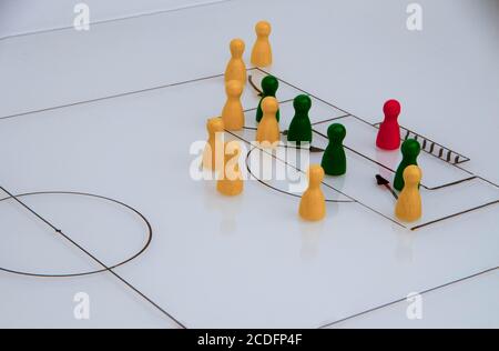 Tableau blanc avec jeu de football de gros plan avec pièces de jeu en bois Banque D'Images