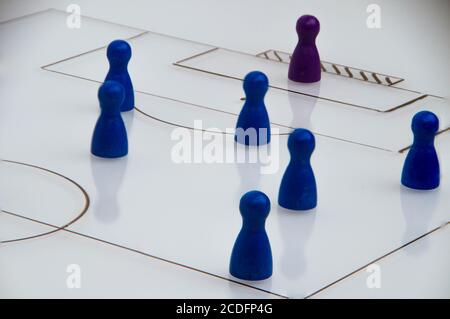 Tableau blanc avec jeu de football de gros plan avec pièces de jeu en bois Banque D'Images