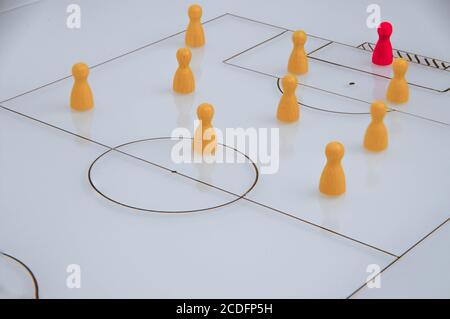 Tableau blanc avec jeu de football de gros plan avec pièces de jeu en bois Banque D'Images