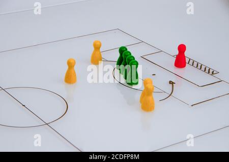 Tableau blanc avec jeu de football de gros plan avec pièces de jeu en bois Banque D'Images