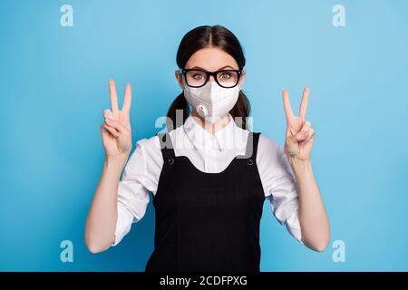 Gros plan portrait d'elle belle fille en bonne santé funky attrayante port d'un masque respiratoire de sécurité n95 avec deux butées en v cov influenza Banque D'Images