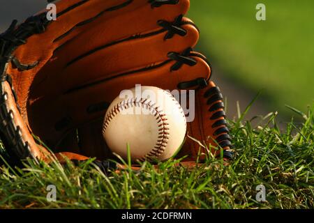 Baseball et gant sur l'herbe Banque D'Images