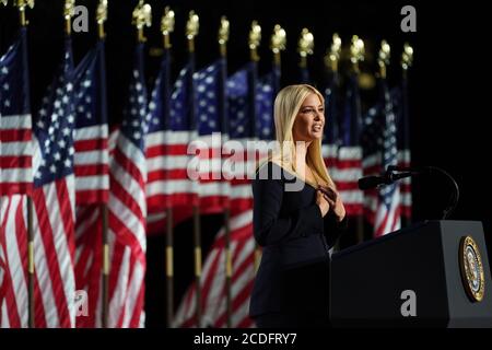 Première fille et conseillère du président Ivanka Trump présente son père, le président des États-Unis Donald J. Trump, le quatrième et dernier jour de la convention, le jeudi 27 août 2020. Crédit : Leigh Vogel/Pool via CNP/MediaPunch Banque D'Images