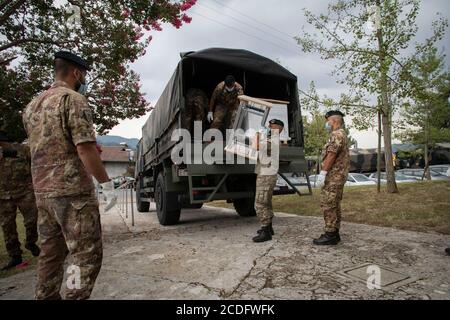 Bergame, Italie. 28 août 2020. Nembro (BG) - le personnel de l'armée italienne livre les nouveaux bureaux monoplaces à l'école d'hôtel Sonzogni, en prévision de la réouverture des écoles le 14 septembre (Foto © Sergio Agazzi/Fotogramma, Bergame - 2020-08-28) p.s. la foto e' utilizzabile rispetto del contento in cuatta e stata, a scuatta e ' e senza intento diffamatorio del decoro delle persone rappresentate crédit: Agence de photo indépendante/Alamy Live News Banque D'Images