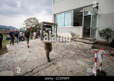 Bergame, Italie. 28 août 2020. Nembro (BG) - le personnel de l'armée italienne livre les nouveaux bureaux monoplaces à l'école d'hôtel Sonzogni, en prévision de la réouverture des écoles le 14 septembre (Foto © Sergio Agazzi/Fotogramma, Bergame - 2020-08-28) p.s. la foto e' utilizzabile rispetto del contento in cuatta e stata, a scuatta e ' e senza intento diffamatorio del decoro delle persone rappresentate crédit: Agence de photo indépendante/Alamy Live News Banque D'Images