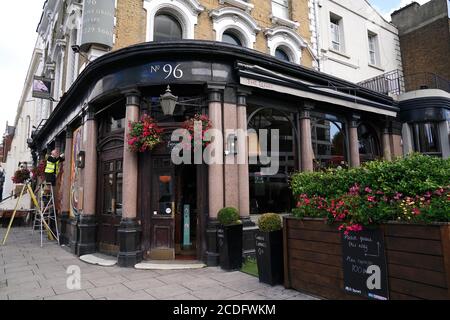 Des panneaux sont installés dans la maison publique Elgin de Ladbroke Grove, à Notting Hill, dans l'ouest de Londres. Bien que le Carnaval de Notting Hill en 2020 soit diffusé en ligne pendant le week-end des fêtes d'août en raison de la pandémie de coronavirus en cours, la marche inaugurale d'un million de personnes doit avoir lieu le dimanche, de Notting Hill à Hyde Park. Banque D'Images