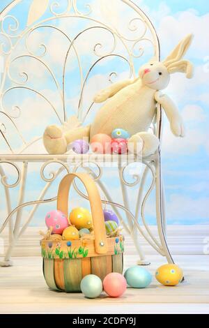 Lapin de Pâques avec œufs sur chaise Banque D'Images