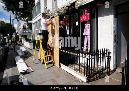 Des planches sont installées sur une propriété de Notting Hill, dans l'ouest de Londres. Bien que le Carnaval de Notting Hill 2020 soit diffusé en ligne pendant le week-end des fêtes d'août en raison de la pandémie de coronavirus en cours, la marche inaugurale d'un million de personnes doit avoir lieu le dimanche, de Notting Hill à Hyde Park. Banque D'Images