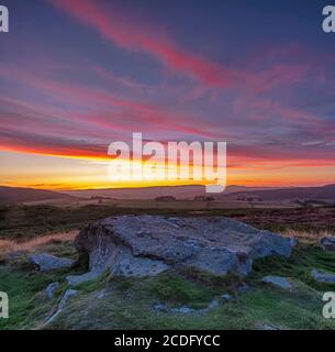 Coucher de soleil sur le fort de la colline de Lordenshaws près de Rothbury, parc national de Northumberland, Northumberland, Angleterre, Royaume-Uni Banque D'Images