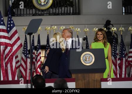 Le président des États-Unis Donald J. Trump embrasse la première fille et conseillère du président Ivanka Trump alors que lui et la première dame Melania Trump arrivent sur scène pour accepter officiellement la nomination républicaine à la présidence en 2020 lors de son discours de la Convention nationale républicaine de la South Lawn de la Maison Blanche à Washington, DC le jeudi 27 août 2020.Credit: Erin Scott/Pool via CNP/MediaPunch Banque D'Images