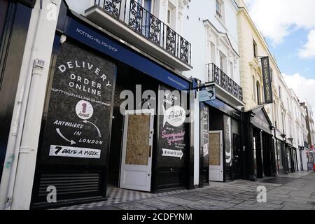 Des planches sont installées sur une propriété de Notting Hill, dans l'ouest de Londres. Bien que le Carnaval de Notting Hill 2020 soit diffusé en ligne pendant le week-end des fêtes d'août en raison de la pandémie de coronavirus en cours, la marche inaugurale d'un million de personnes doit avoir lieu le dimanche, de Notting Hill à Hyde Park. Banque D'Images