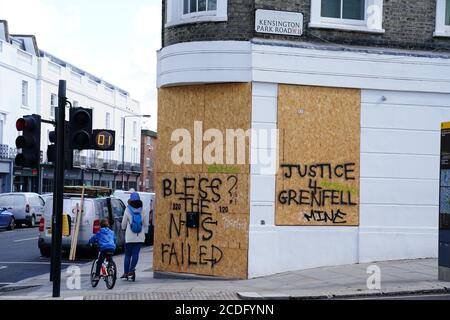 Des planches sont installées sur une propriété de Notting Hill, dans l'ouest de Londres. Bien que le Carnaval de Notting Hill 2020 soit diffusé en ligne pendant le week-end des fêtes d'août en raison de la pandémie de coronavirus en cours, la marche inaugurale d'un million de personnes doit avoir lieu le dimanche, de Notting Hill à Hyde Park. Banque D'Images