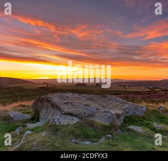 Coucher de soleil sur le fort de la colline de Lordenshaws près de Rothbury, parc national de Northumberland, Northumberland, Angleterre, Royaume-Uni Banque D'Images