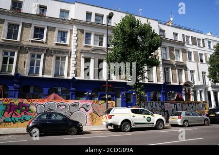 Des planches sont installées sur une propriété de Notting Hill, dans l'ouest de Londres. Bien que le Carnaval de Notting Hill 2020 soit diffusé en ligne pendant le week-end des fêtes d'août en raison de la pandémie de coronavirus en cours, la marche inaugurale d'un million de personnes doit avoir lieu le dimanche, de Notting Hill à Hyde Park. Banque D'Images