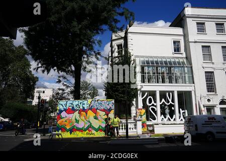 Des planches sont installées sur une propriété de Notting Hill, dans l'ouest de Londres. Bien que le Carnaval de Notting Hill 2020 soit diffusé en ligne pendant le week-end des fêtes d'août en raison de la pandémie de coronavirus en cours, la marche inaugurale d'un million de personnes doit avoir lieu le dimanche, de Notting Hill à Hyde Park. Banque D'Images