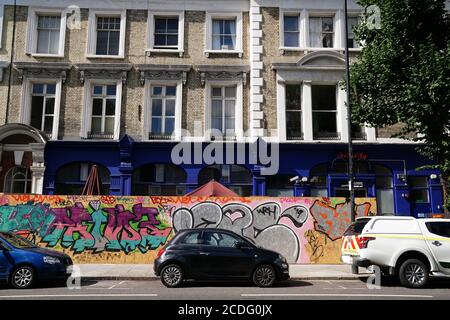 Des planches sont installées sur une propriété de Notting Hill, dans l'ouest de Londres. Bien que le Carnaval de Notting Hill 2020 soit diffusé en ligne pendant le week-end des fêtes d'août en raison de la pandémie de coronavirus en cours, la marche inaugurale d'un million de personnes doit avoir lieu le dimanche, de Notting Hill à Hyde Park. Banque D'Images