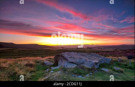 Coucher de soleil sur le fort de la colline de Lordenshaws près de Rothbury, parc national de Northumberland, Northumberland, Angleterre, Royaume-Uni Banque D'Images