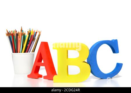 Lettres ABC avec crayons sur blanc Banque D'Images