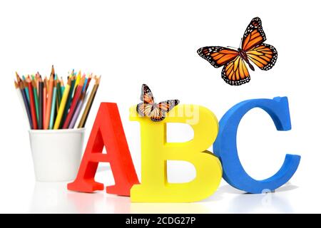 Lettres ABC avec crayons sur blanc Banque D'Images