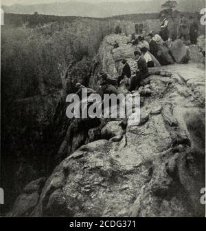 . Examen des revues et du travail du monde . ONE OH LES VALLÉES EN ROUTE VERS LE SOMMET DE LA GORGE ROYALE. F1K.ES PEAKL DANS LA DISTANCE NOUVELLES ROUTES PANORAMIQUES DANS LE SUD-OUEST 197. VISITEURS QUI REGARDENT LA GORGE ROYALE DEPUIS SUMMIT WAY ! Ou si votre goût s'émène à la photo-turesque et à l'art et à l'historique, arrêtez-vous dans le vieux Santa Fe ! Vous verrez l'amosaïque en couleur, une mosaïque dans l'âge, une mosaïque inraces! Vous verrez le palais où se sont envolées quatre-vingts gouverneurs, et le Fonda, ou le fin de l'ancien entraîneur de scène Santa Fe Trail, où Stephen B. Elkins est venu dans des bottes brutes-hideboots, sans arrière-pied derrière une équipe de boeuf. Ou bien, si vous aimez le Banque D'Images