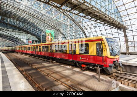 Berlin, Allemagne - 20 août 2020 : S-Bahn train de banlieue de Berlin S-Bahn à la gare principale Hauptbahnhof Hbf en Allemagne.