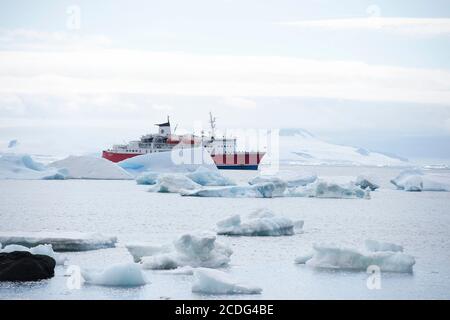 Navire de croisière G Expedition près de Brown Bluff sur l'Antarctique péninsulaire Banque D'Images