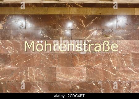 Berlin, Allemagne - 20 août 2020 : Mohrenstraße Berlin U-Bahn Berlin panneau de la station de métro tunnel Mohrenstrasse en Allemagne. Banque D'Images