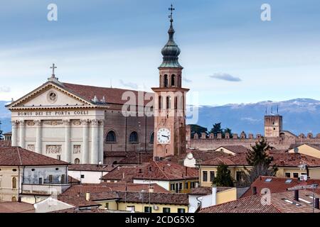 La cathédrale néoclassique et la ville médiévale de Cittadella. Province de Padoue, Vénétie, Italie, Europe. Banque D'Images