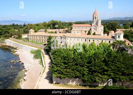 La France, la côte d'azur, la mer méditerranée, sur l'île de Saint Honorat, dans la baie de Cannes, un endroit paisible pour le monastère de l'abbaye de Lerins. Banque D'Images