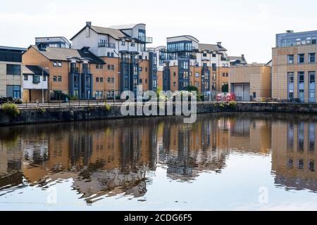 Immeuble moderne situé sur l'île de Rennie, vue depuis Ocean Drive à Leith, Édimbourg, Écosse, Royaume-Uni Banque D'Images