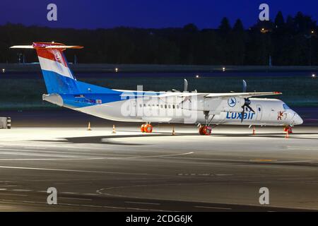 Findel, Luxembourg - 23 juin 2020 : avion Luxair Bombardier DHC-8-400 à l'aéroport Findel (lux) de Luxembourg. Banque D'Images
