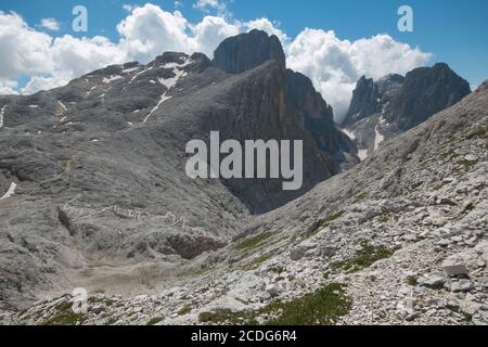 Vue panoramique sur le Pale di San Martino depuis le plateau du Pale à Trentin, en Italie Banque D'Images