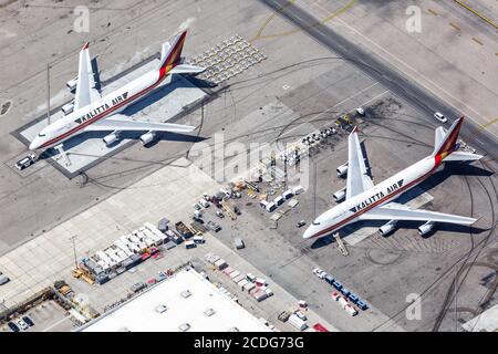 Los Angeles, Californie - 14 avril 2019 : vol Kalitta Boeing 747-400BCF à l'aéroport international de Los Angeles (LAX) en Californie, vue aérienne Banque D'Images